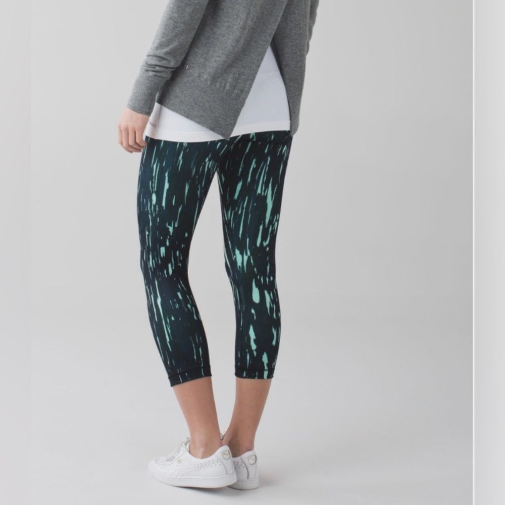 Lululemon Wunder Under Crop III Painted Animal Menthol Black Sz. 8 (22)